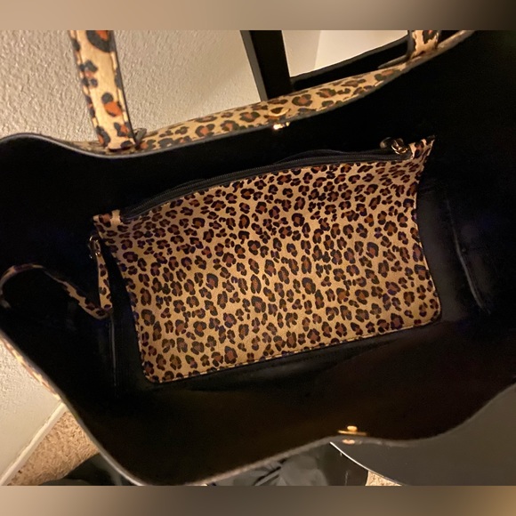 Vegan leather leopard tote - Picture 2 of 2